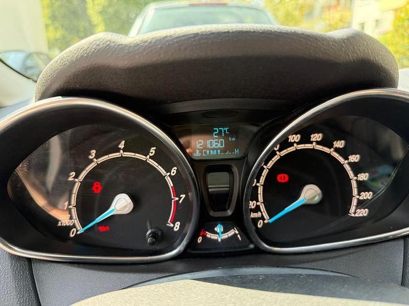 Gebraucht Ford Fiesta Trend 101 PS (74 kW) 2017 Weiß Limousine