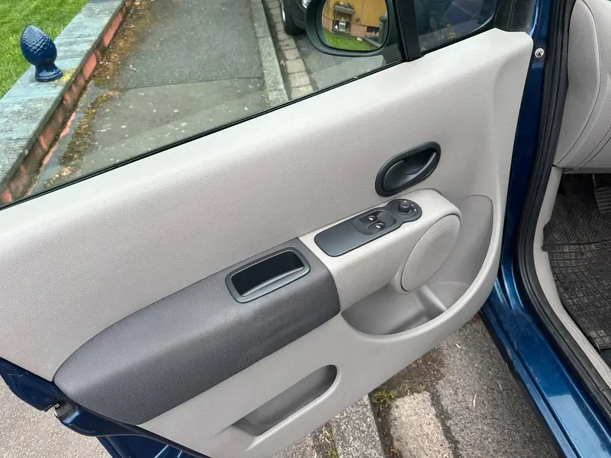 Käytetty Renault Modus Authentique 75 HP (55 kW) 2005 Sininen Tila-auto