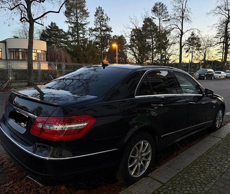 Gebraucht Mercedes E250 Avantgarde 204 PS (150 kW) 2009 Schwarz Limousine