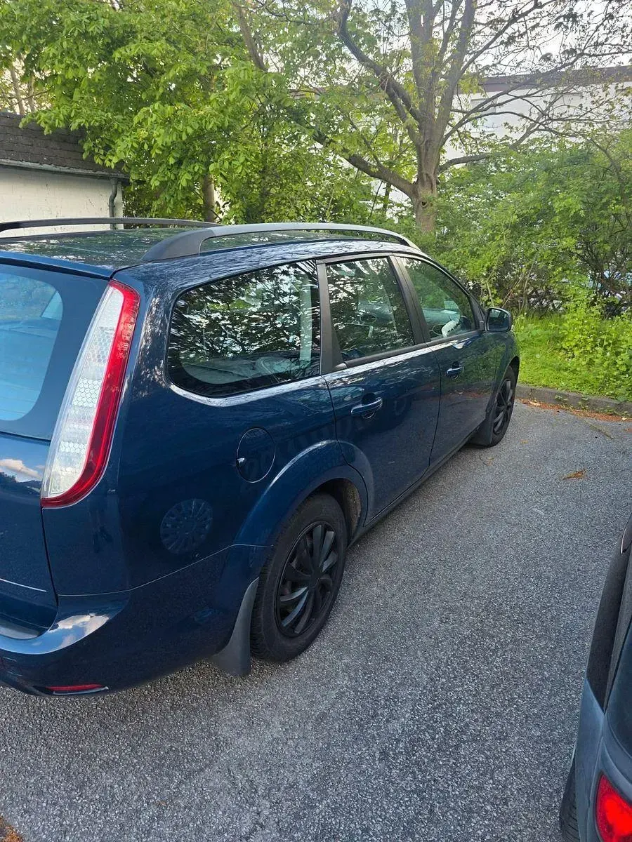 Gebraucht Ford Focus 101 PS (74 kW) 2010 Blau Limousine
