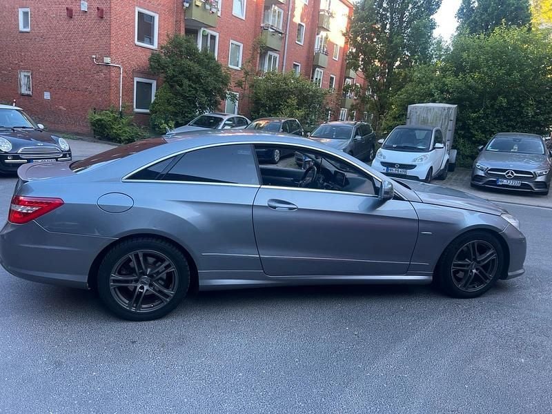 Grau Gebraucht 2010 Mercedes E220 Coupé | 9.700 € (Fairer Preis) - Bild 1/4
