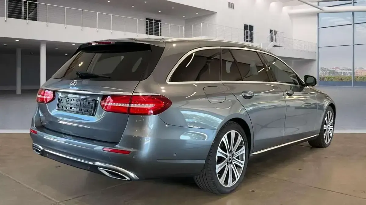 Gebraucht Mercedes E220 194 PS (142 kW) 2017 Selenitgrau Kombi