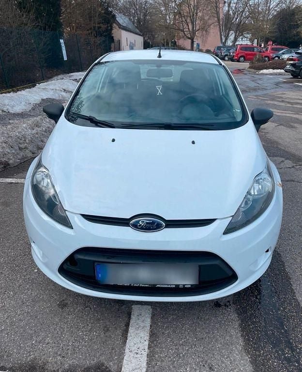 Gebraucht Ford Fiesta Ambiente 60 PS (44 kW) 2012 Weiß Kleinwagen