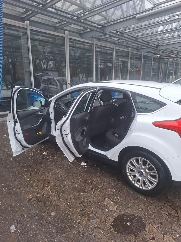 Gebraucht Ford Focus 105 PS (77 kW) 2011 Weiß Limousine