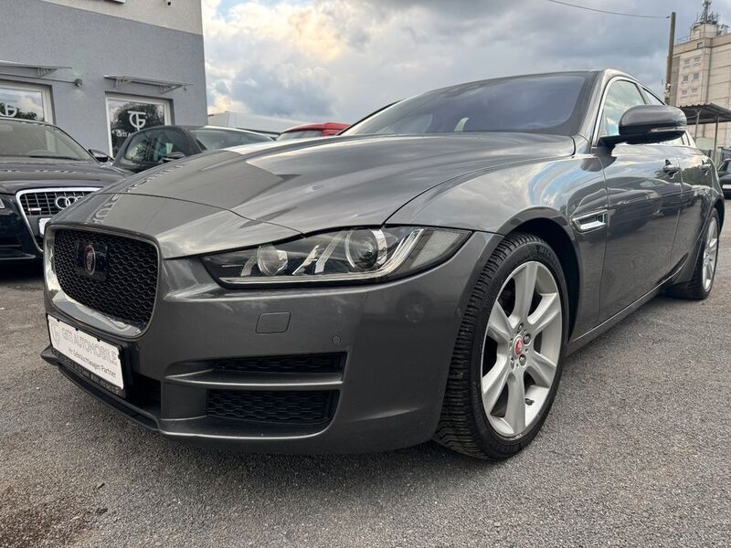 Grau Gebraucht 2015 Jaguar XE Portfolio Limousine | 7.999 € (Fairer Preis) - Bild 1/4