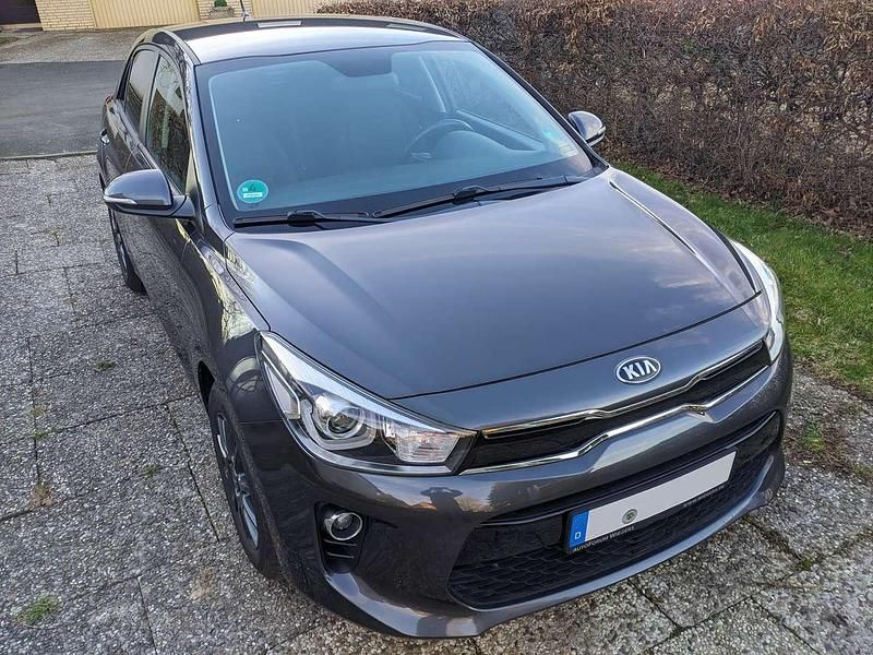 Gebraucht Kia Rio DREAM-TEAM Edition 84 PS (61 kW) 2017 Grau Limousine