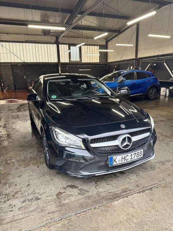 Schwarz Gebraucht 2017 Mercedes CLA180 Limousine | 11.000 € (Guter Preis) - Bild 1/4