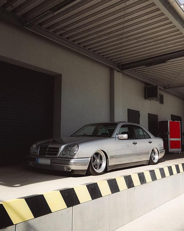 Gebraucht Mercedes E280 193 PS (141 kW) 1996 Silber Limousine