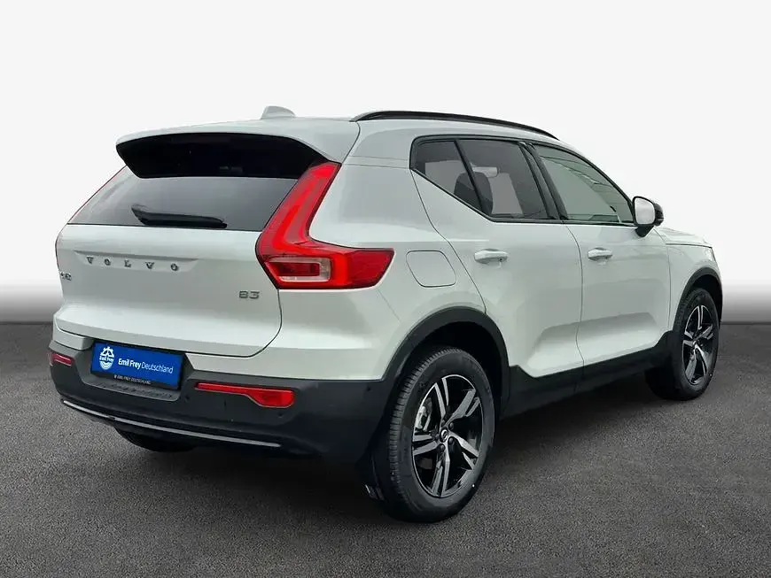 Neu Volvo XC40 Plus 163 PS (119 kW) 2026 Crystal weißperleffekt SUV