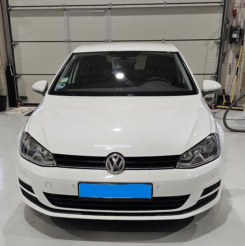 Weiß Gebraucht 2016 VW Golf VII Comfortline Limousine | 12.150 € (Guter Preis) - Bild 1/4