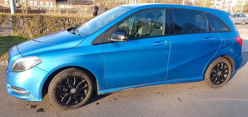 Gebraucht Mercedes B180 122 PS (89 kW) 2014 Blau Van / Kleinbus