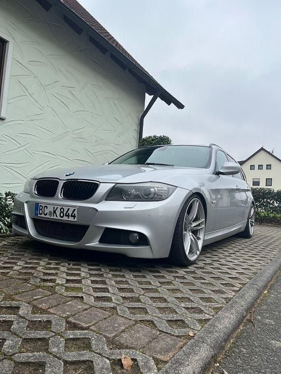Silber Gebraucht 2012 BMW 325 M Sport Kombi | 9.790 € (Fairer Preis) - Bild 1/4