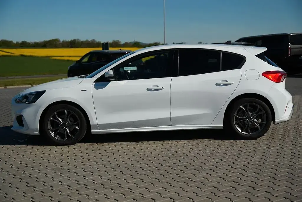 Gebraucht Ford Focus ST-Line 125 PS (91 kW) 2022 Frozen white Limousine