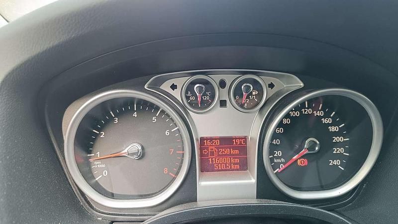 Gebraucht Ford Focus Style 116 PS (85 kW) 2008 Rot Kombi