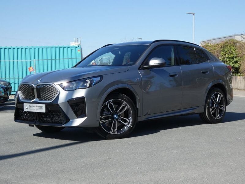 Skyscraper grau metallic Neu 2025 BMW iX2 M Sport SUV | 53.295 € (Superpreis) - Bild 1/4