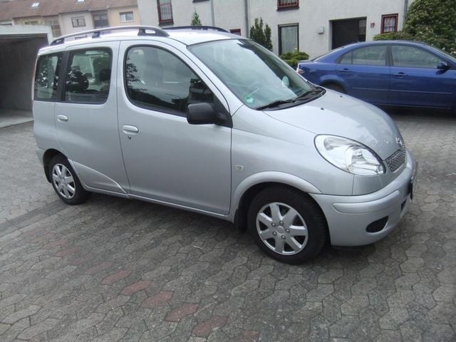 Gebraucht Toyota Yaris Verso 84 PS (61 kW) 2003 Silber metallic Van / Kleinbus