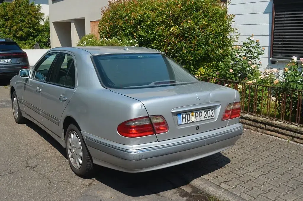 Gebraucht Mercedes E220 Elegance 143 PS (105 kW) 2000 Silber Limousine
