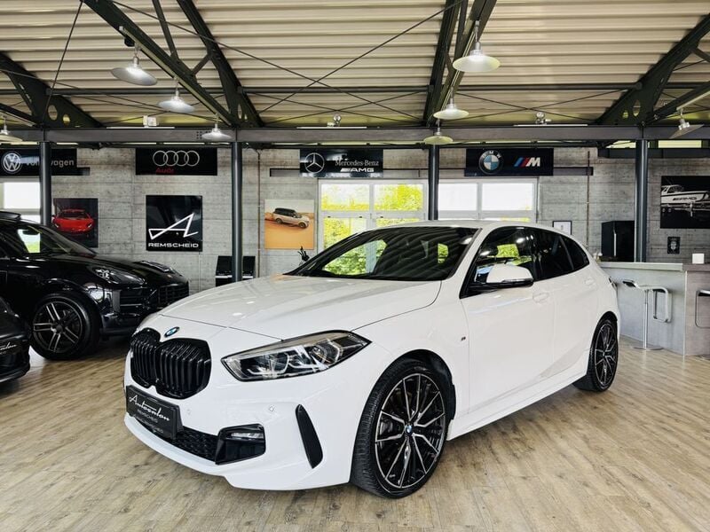 Alpinweiss iii Gebraucht 2023 BMW 120 M Sport Kleinwagen | 28.990 € (Fairer Preis) - Bild 1/4