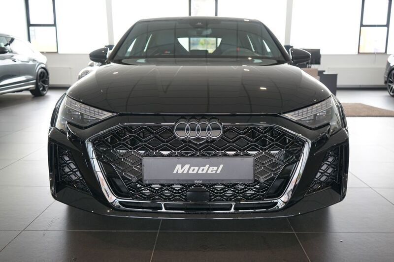 Mythosschwarz metallic Gebraucht 2024 Audi RS3 Sportback Sport Kleinwagen | 75.900 € - Bild 1/4