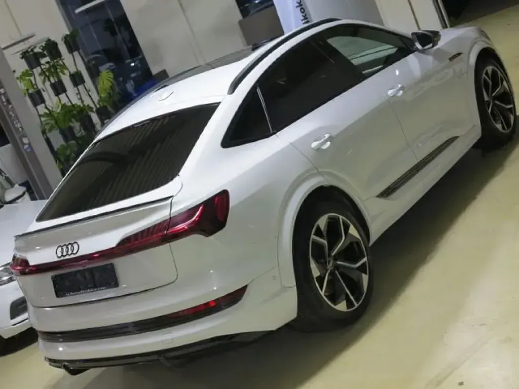Gebraucht Audi e-tron Comfort 369 kW (503 PS) 2022 Gletscherweiss (metallic) SUV