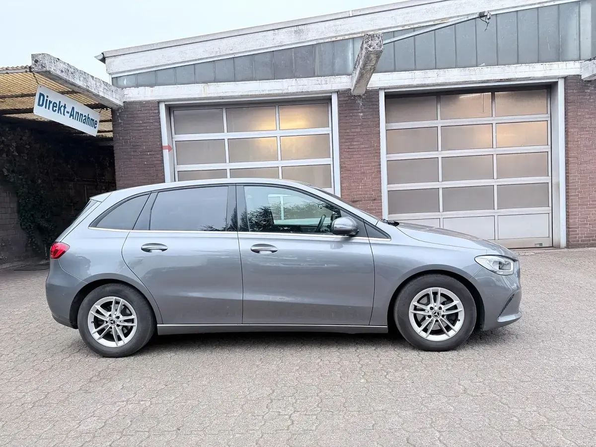Gebraucht Mercedes B180 116 PS (85 kW) 2020 Grau Kleinwagen