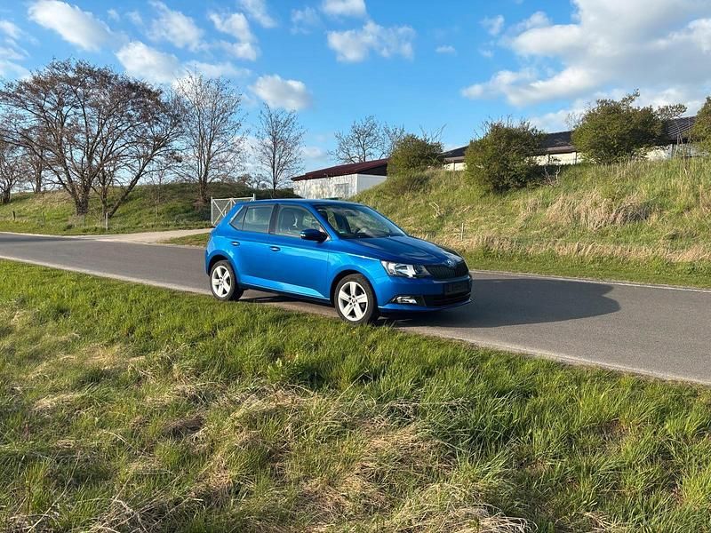 Używany Skoda Fabia 60 KM (44 kW) 2017 Niebieski Sedan/Limuzyna