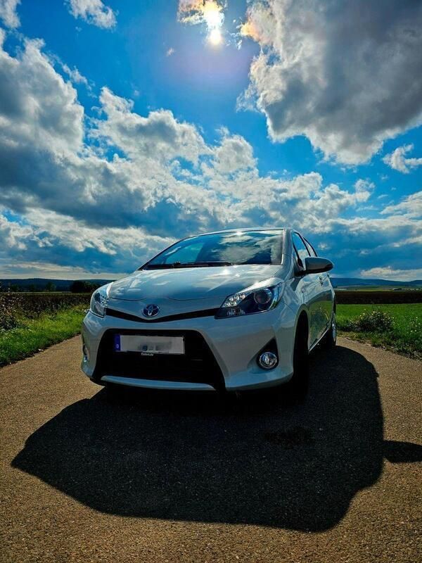 Weiß Gebraucht 2013 Toyota Yaris Kleinwagen | 9.990 € (Fairer Preis) - Bild 1/4
