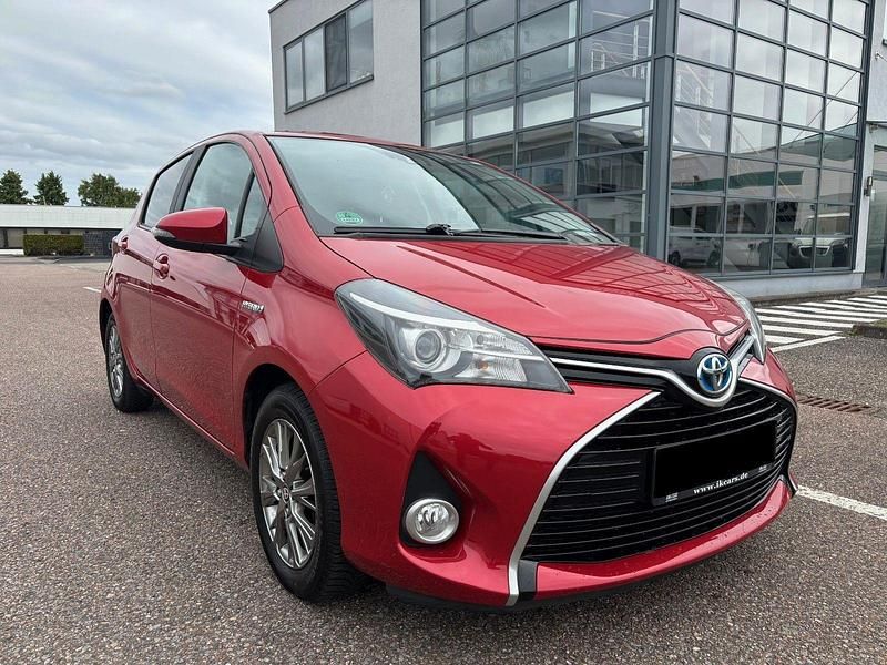 Rot Gebraucht 2016 Toyota Yaris Hybrid Edition Kleinwagen | 11.999 € (Guter Preis) - Bild 1/4