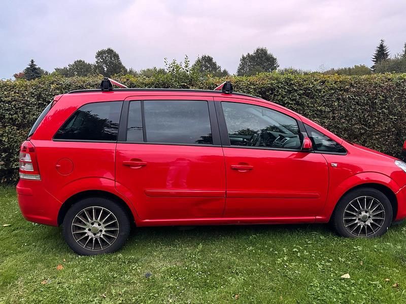 Rot Gebraucht 2009 Opel Zafira Van / Kleinbus | 1.350 € (Superpreis) - Bild 1/4