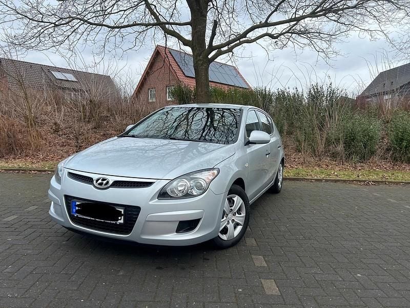 Gebraucht Hyundai i30 109 PS (80 kW) 2010 Silber Kleinwagen