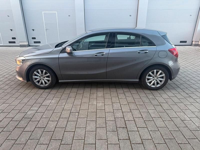 Gebraucht Mercedes A180 122 PS (89 kW) 2017 Grau Kleinwagen