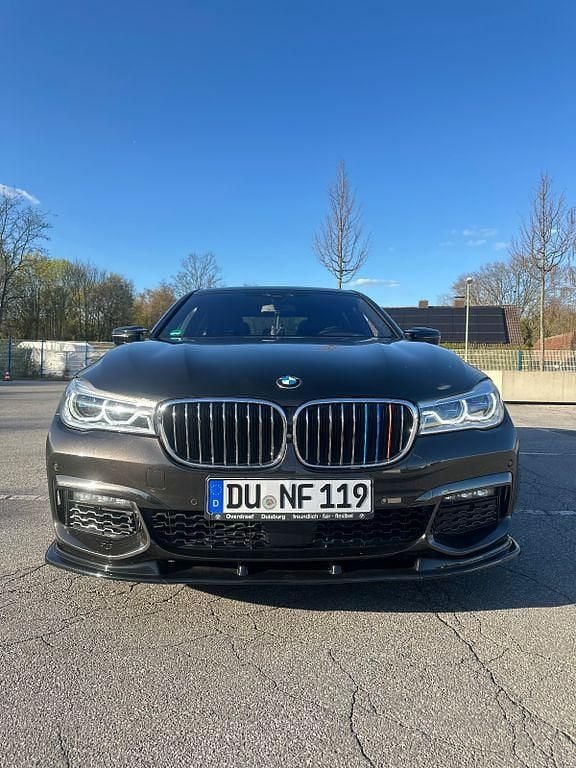Gebraucht BMW 750 Performance 400 PS (294 kW) 2017 Braun Limousine