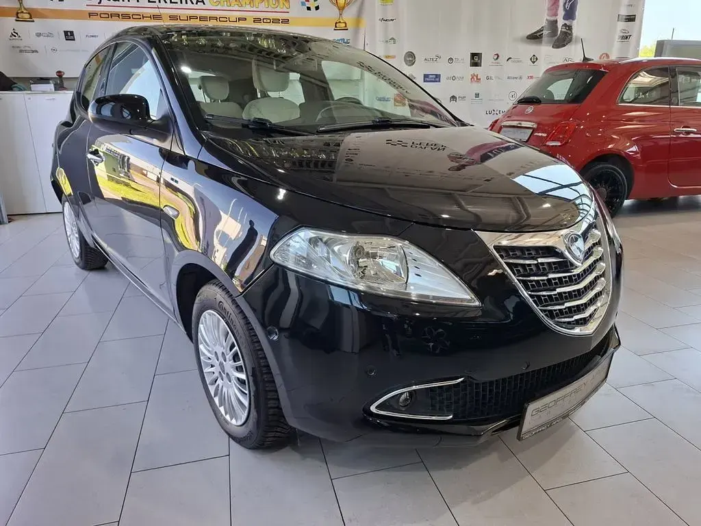 Gebraucht Lancia Ypsilon 69 PS (50 kW) 2015 Schwarz Kleinwagen