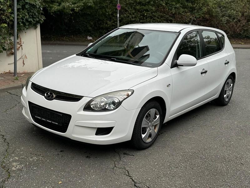 Weiß Gebraucht 2009 Hyundai i30 Limousine | 2.990 € (Fairer Preis) - Bild 1/4