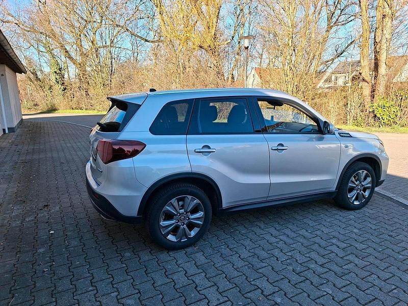 Gebraucht Suzuki Vitara 129 PS (94 kW) 2025 Silber SUV