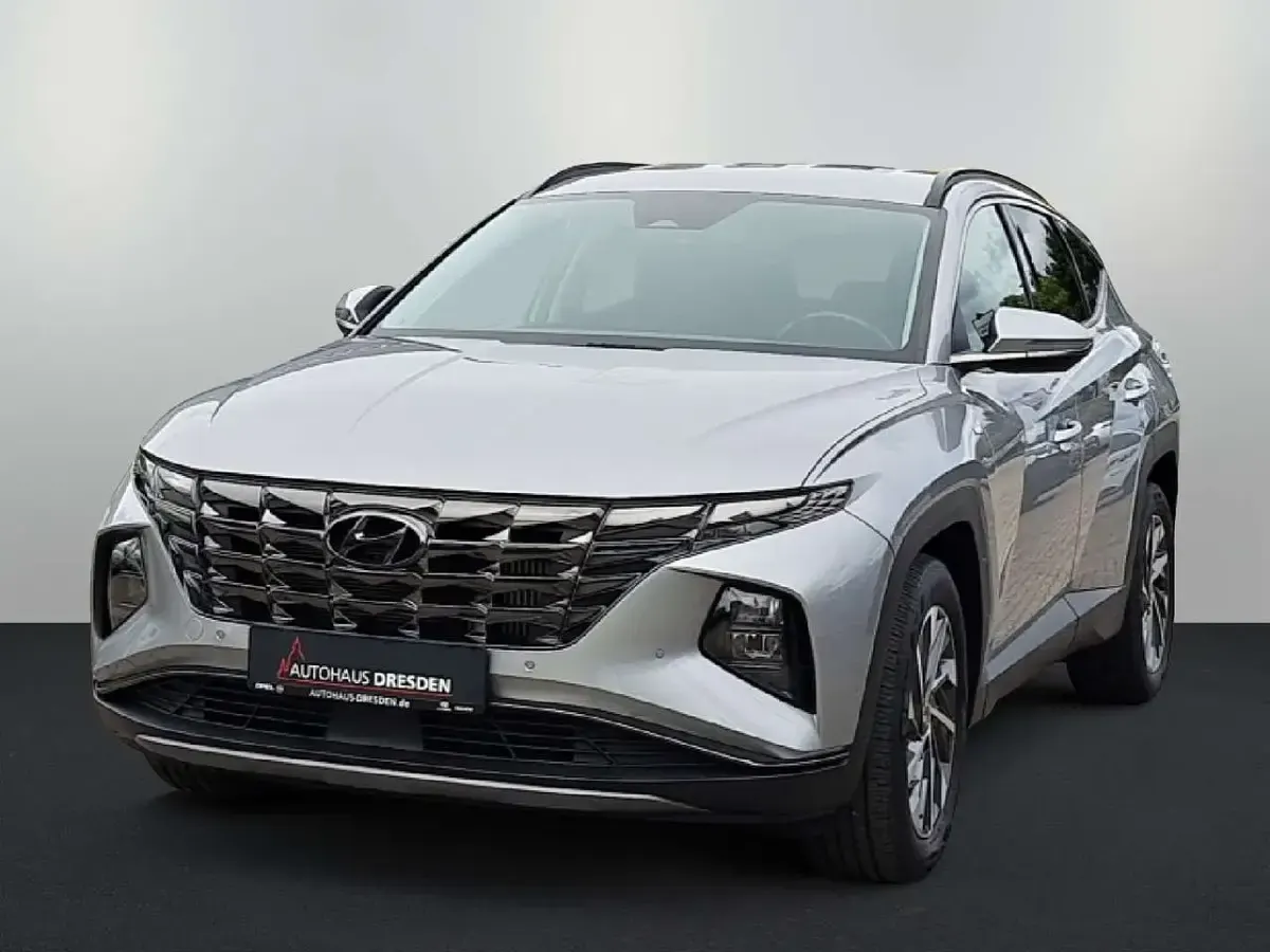 Gebraucht Hyundai Tucson 179 PS (131 kW) 2023 Shimmering silver / met SUV