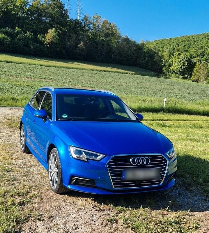 Blau Gebraucht 2020 Audi A3 Sportback e-tron Sport Limousine | 16.990 € - Bild 1/4