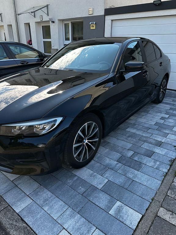 Schwarz Gebraucht 2020 BMW 320 Advantage Limousine | 22.900 € (Superpreis) - Bild 1/4