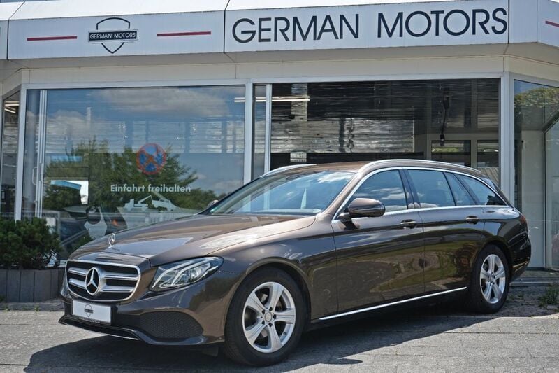 Braun Gebraucht 2016 Mercedes E220 Avantgarde Limousine | 23.999 € (Superpreis) - Bild 1/4