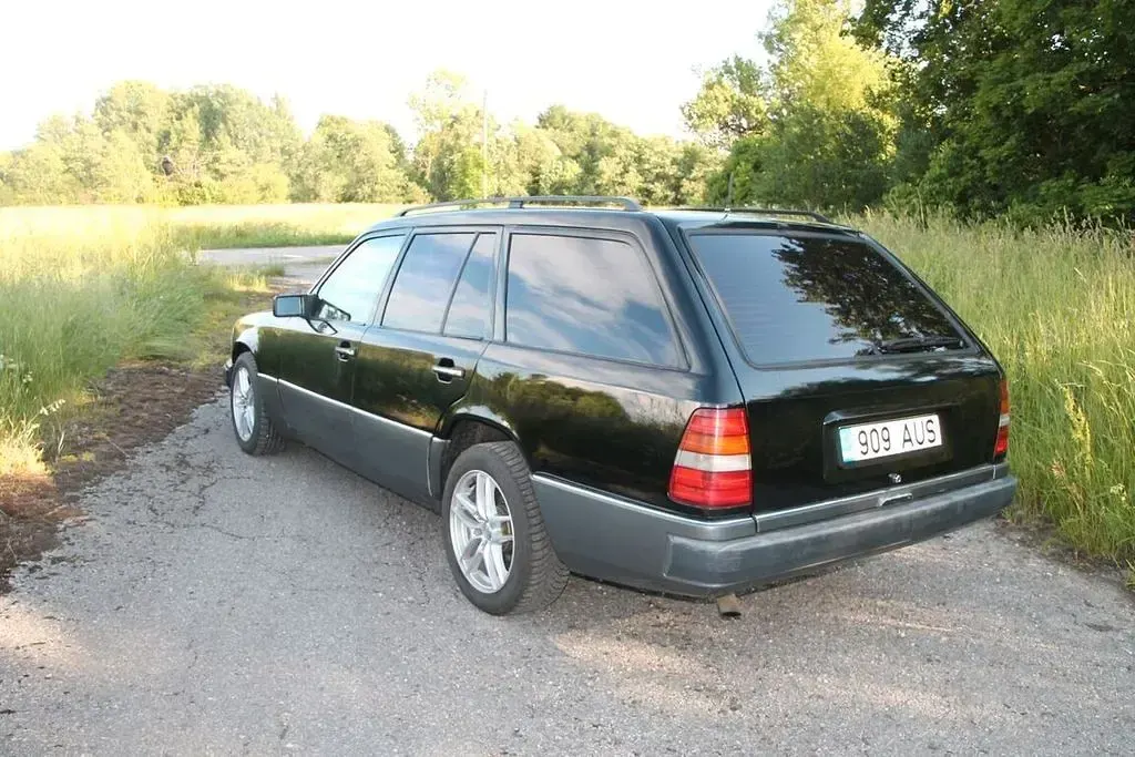 Gebraucht Mercedes 300 110 PS (80 kW) 1992 Schwarz Limousine