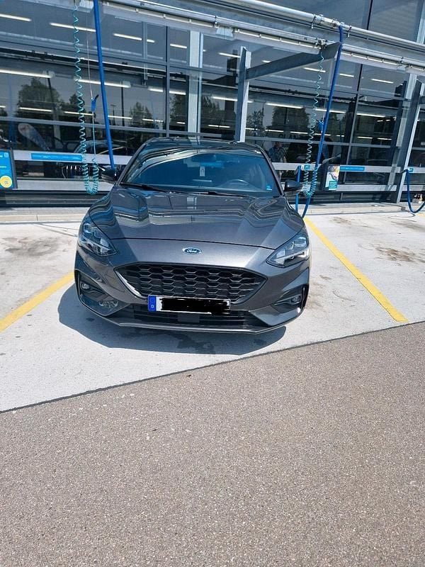 Grau Gebraucht 2018 Ford Focus ST-Line Limousine | 14.990 € (Guter Preis) - Bild 1/4