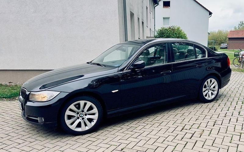 Schwarz Gebraucht 2011 BMW 318 Lifestyle Limousine | 6.700 € (Fairer Preis) - Bild 1/4