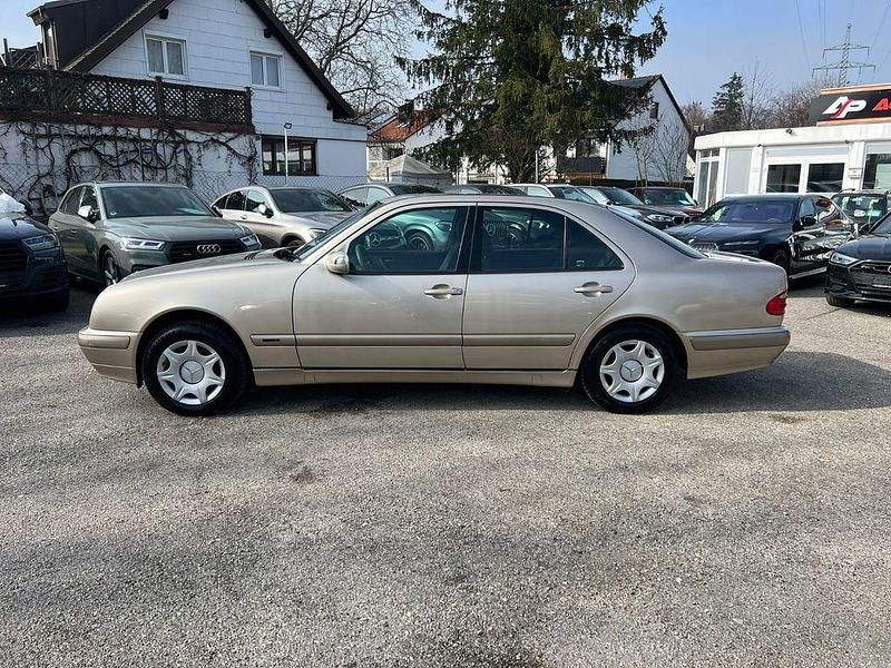 Gebraucht Mercedes E240 Elegance 170 PS (125 kW) 2000 Braun Limousine
