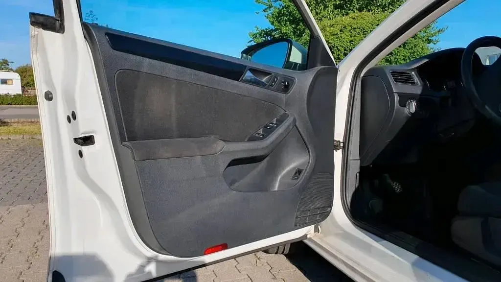 Używany VW Jetta 105 KM (77 kW) 2011 Biały Sedan/Limuzyna