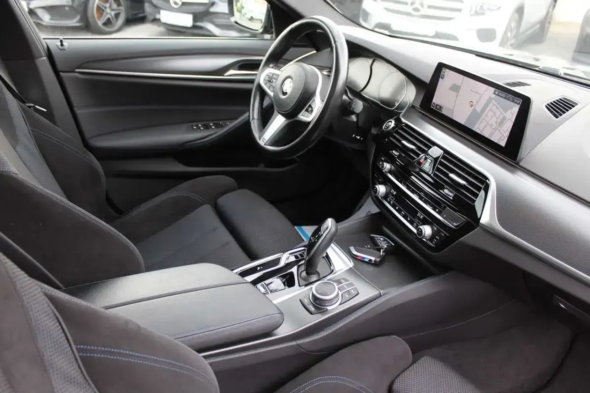 Gebraucht BMW 530 M Sport 252 PS (185 kW) 2021 Black sapphire metallic Kombi