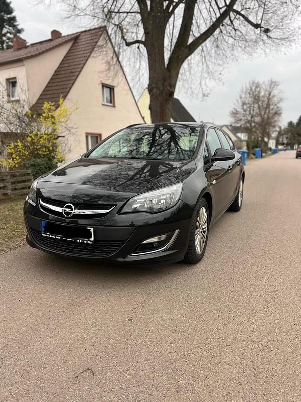 Gebraucht Opel Astra 131 PS (96 kW) 2013 Schwarz Kombi