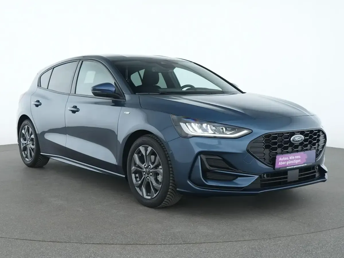 Gebraucht Ford Focus ST-Line X 155 PS (114 kW) 2024 Chroma blau Limousine