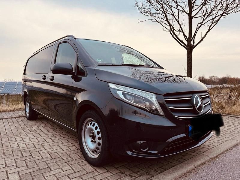 Grau Gebraucht 2021 Mercedes Vito Van / Kleinbus | 39.900 € (Fairer Preis) - Bild 1/4