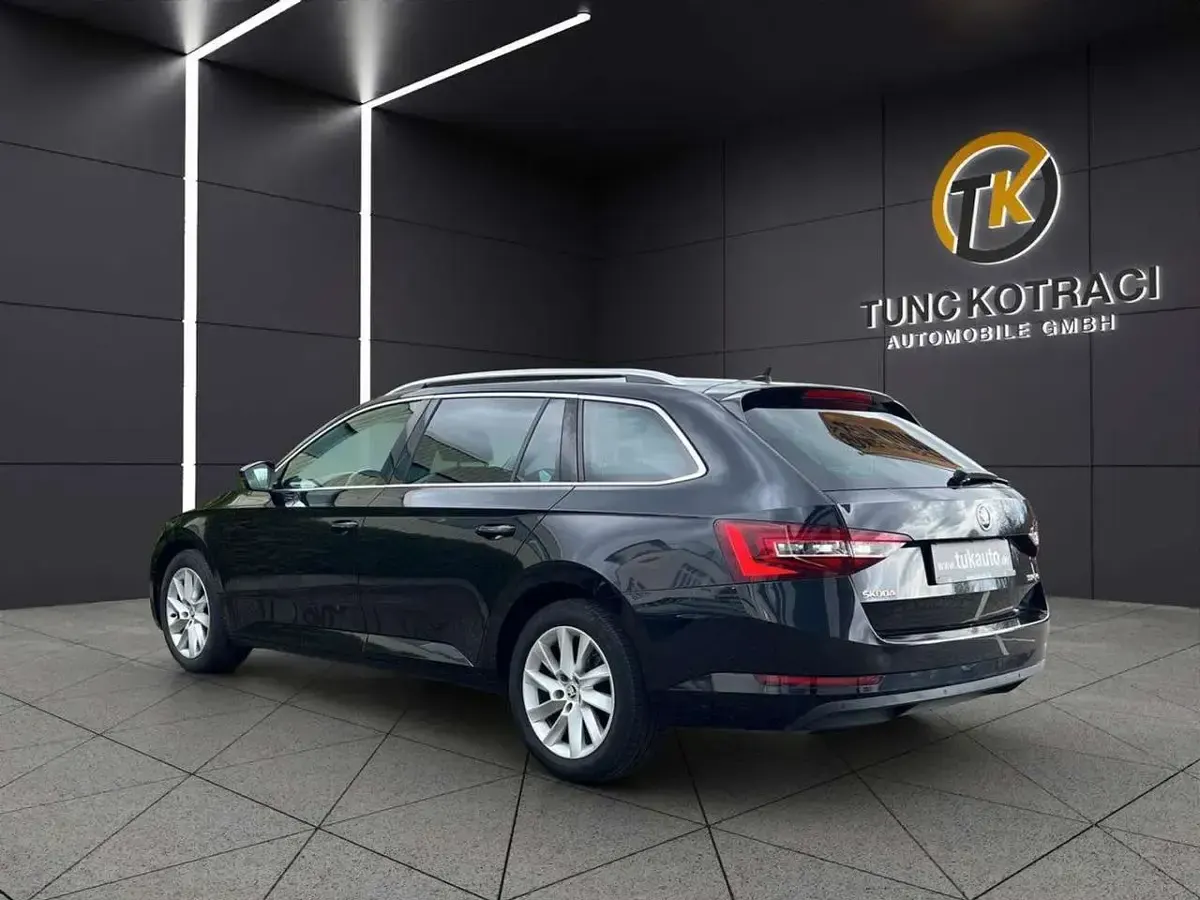 Gebraucht Skoda Superb Style 150 PS (110 kW) 2017 Schwarzmagic perleffekt Kombi