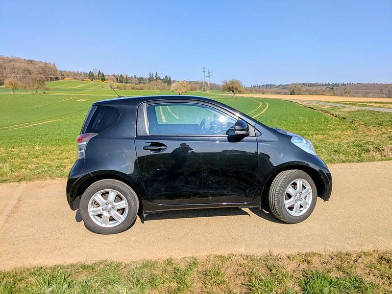 Gebraucht Toyota iQ 98 PS (72 kW) 2010 Schwarz Kleinwagen